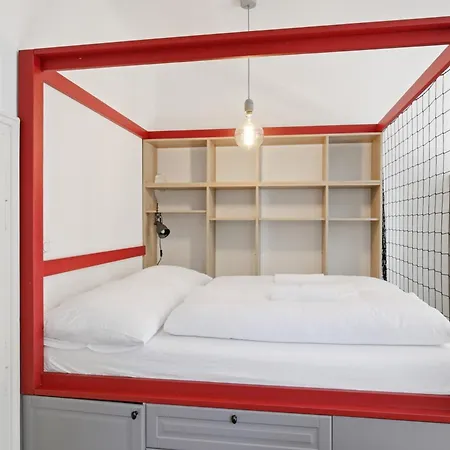 Lam Red Frame דירה