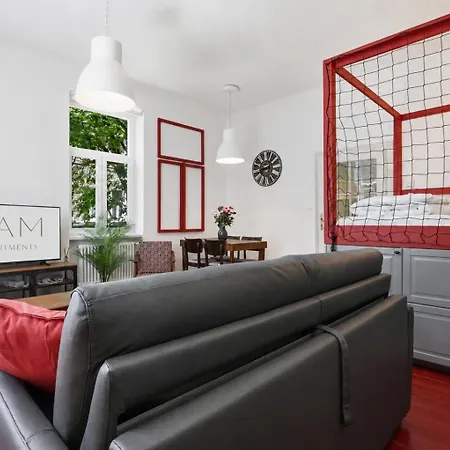 Lam Red Frame ברטיסלאבה